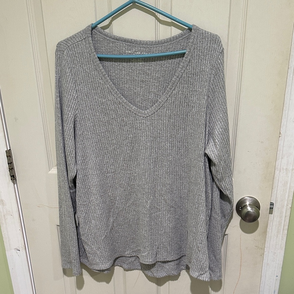American Eagle Outfitters Heather Gray V-Neck Long Sleeve Tee